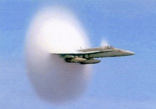 Un jet mentre infrange il muro del suono